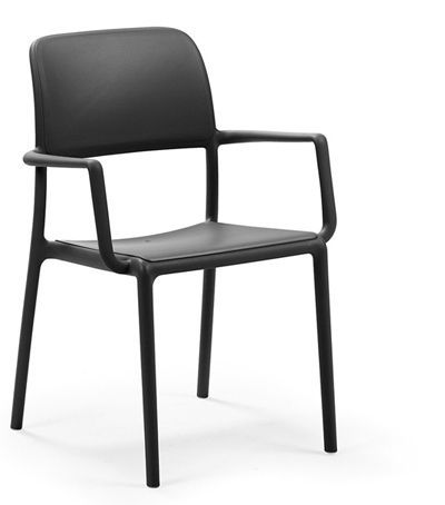 Una silla negra con asiento y reposabrazos negros sobre un fondo blanco.
