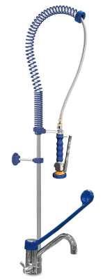 Un grifo con una manguera azul y un mango azul sobre un fondo blanco.