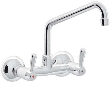 Un grifo de cocina cromado montado en la pared con dos manijas sobre un fondo blanco.