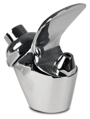 Un primer plano de una fuente de agua cromada sobre un fondo blanco.