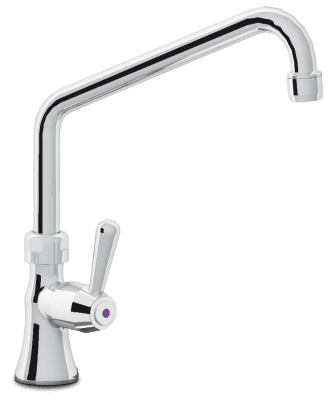 Un primer plano de un grifo de cocina sobre un fondo blanco.