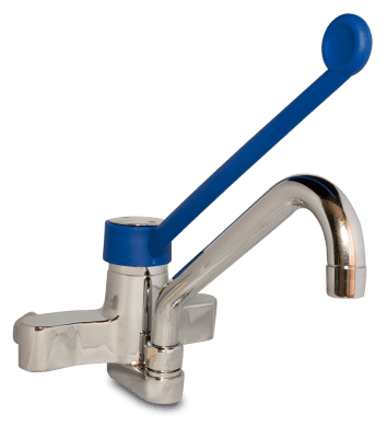 Un grifo cromado con manija azul sobre un fondo blanco.