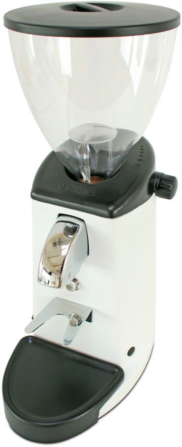 Un molinillo de café blanco con un recipiente transparente sobre un fondo blanco.