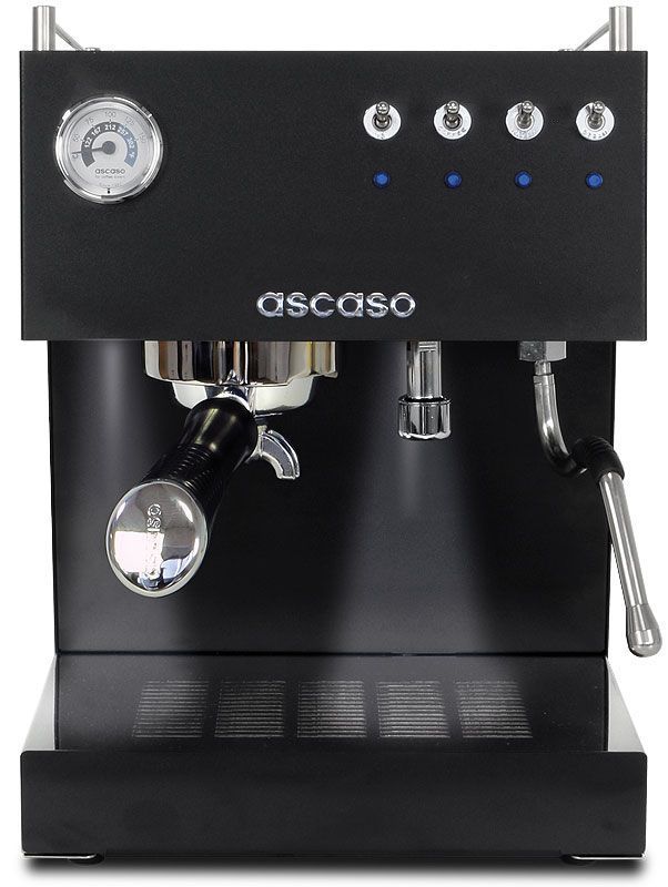 Una máquina de café expreso negra está sobre una superficie blanca.