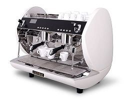 Una máquina de café blanca con dos tazas sobre un fondo blanco.