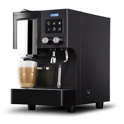 Una máquina de café negro con una taza de café dentro.