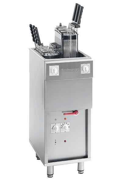 Una freidora de acero inoxidable está colocada sobre una superficie blanca.