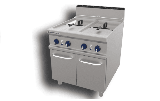 Una freidora de acero inoxidable con un gabinete debajo.