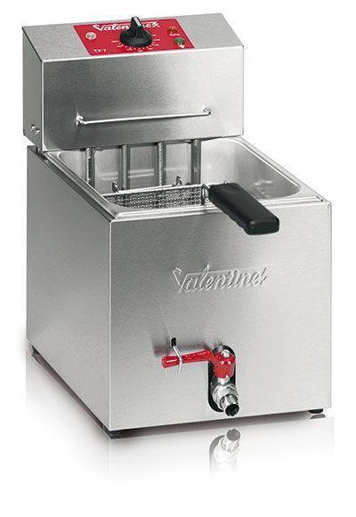 Una freidora de acero inoxidable de San Valentín con mango rojo