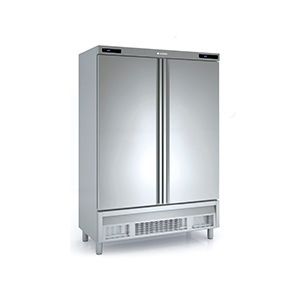 Un refrigerador de acero inoxidable con dos puertas sobre un fondo blanco.