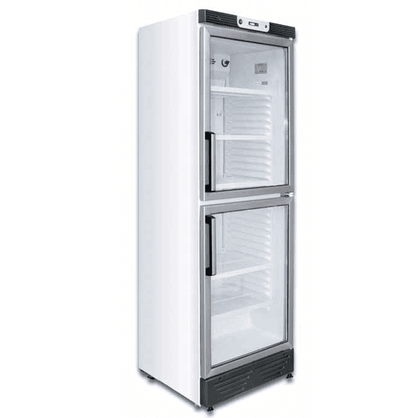 Un refrigerador blanco con dos puertas de cristal sobre un fondo blanco.