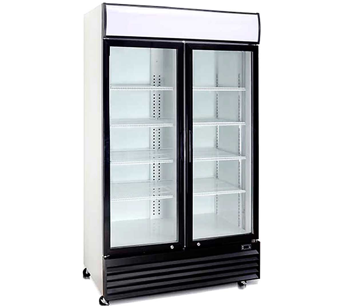 Un refrigerador con dos puertas de vidrio y estantes.