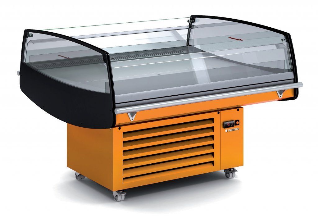 Un refrigerador naranja con puerta de cristal y ruedas sobre un fondo blanco.