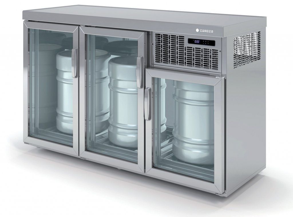 Un refrigerador de acero inoxidable con tres puertas de vidrio.