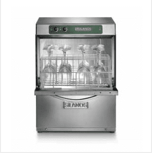 Un lavavajillas de acero inoxidable con copas de vino en su interior.