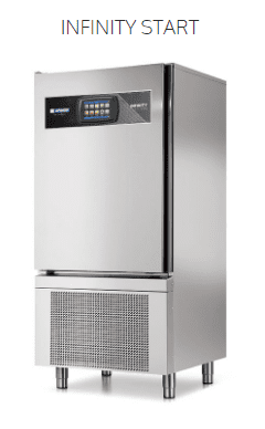 Un refrigerador de acero inoxidable que dice 