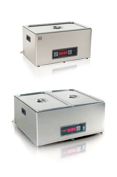 Dos ollas de acero inoxidable están colocadas una encima de otra sobre una superficie blanca.