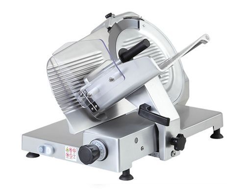 Una cortadora de carne de acero inoxidable está colocada sobre una mesa sobre un fondo blanco.