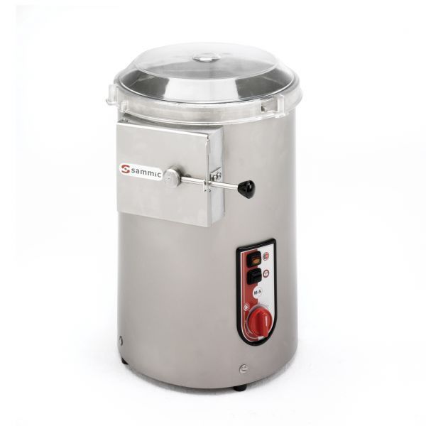 Un pelador de patatas de acero inoxidable con tapa transparente sobre fondo blanco.