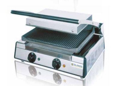 Una parrilla de acero inoxidable está colocada sobre una superficie blanca.