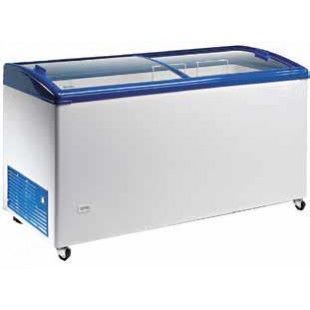 Un congelador blanco con puerta de cristal y ruedas.