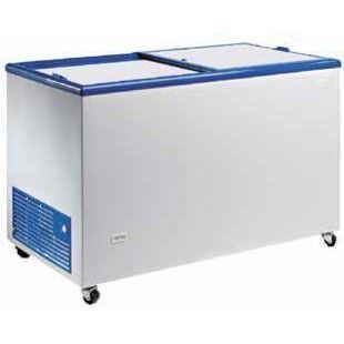 Un congelador blanco con tapa azul y ruedas.