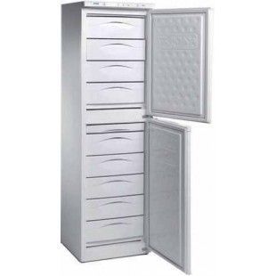 Un congelador blanco con la puerta abierta y muchos cajones.