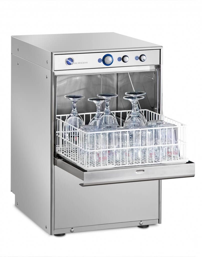 Un lavavajillas de acero inoxidable con vasos dentro.