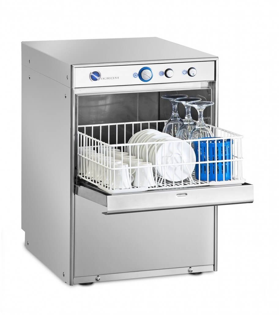 Un lavavajillas de acero inoxidable con platos y vasos dentro.