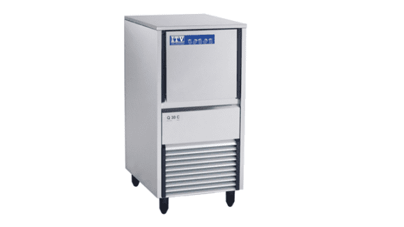 Una máquina de hielo de acero inoxidable con ruedas sobre un fondo blanco.