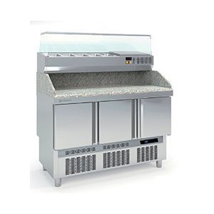 Un refrigerador de acero inoxidable con encimera de granito.