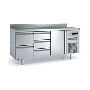 Un refrigerador de acero inoxidable con cajones y una puerta sobre un fondo blanco.