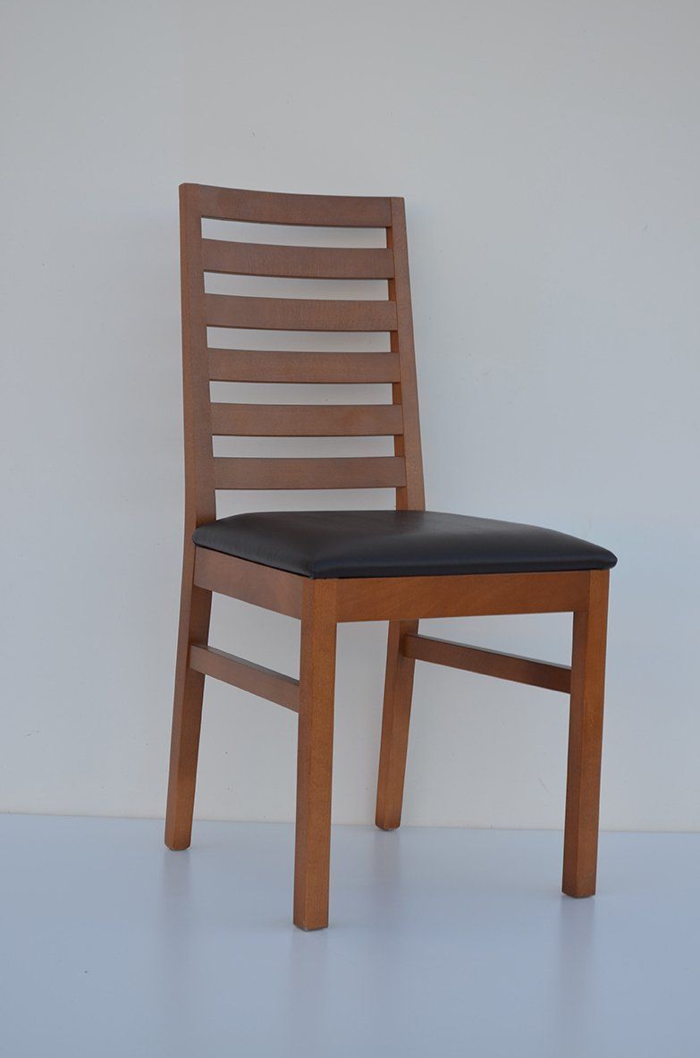 Una silla de madera con un cojín de asiento negro