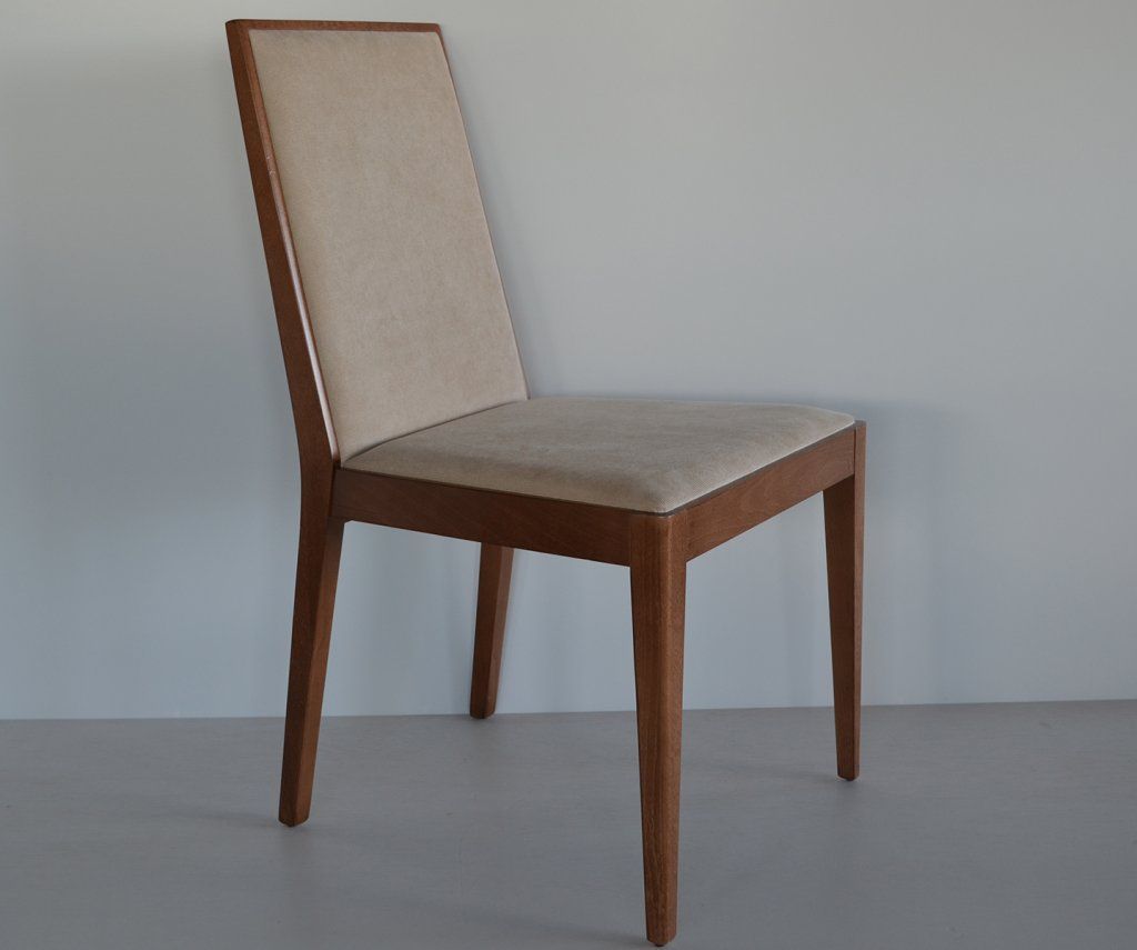 Una silla de madera con asiento y respaldo de color beige.