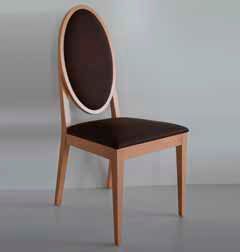 Una silla de madera con asiento y respaldo de color marrón está sobre una mesa.