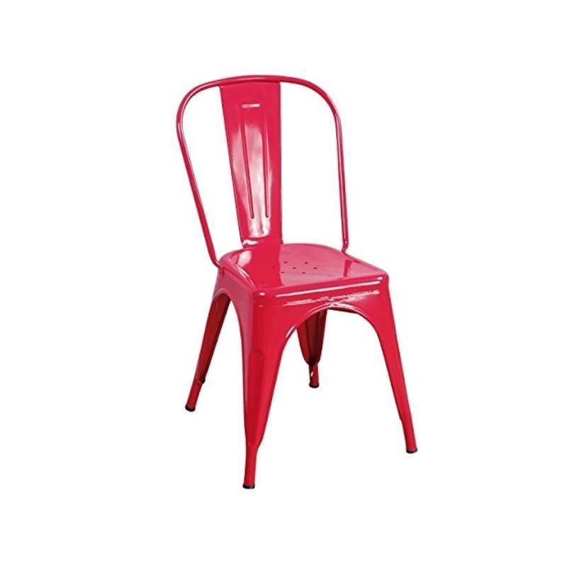 Una silla roja está sentada sobre un fondo blanco.