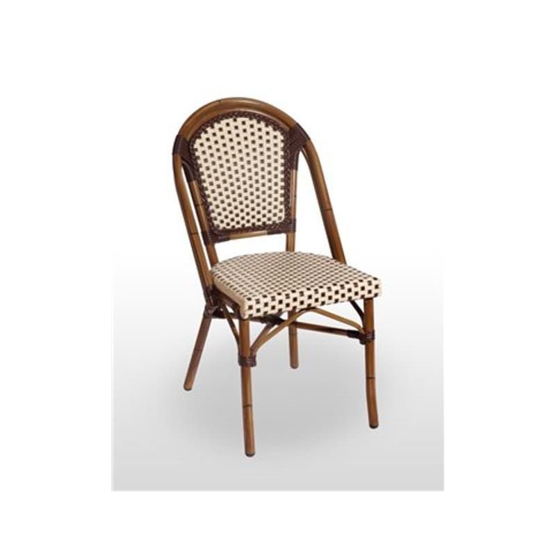 Una silla con asiento y respaldo de mimbre sobre un fondo blanco.