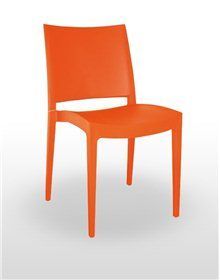 Una silla de plástico naranja está sobre una superficie blanca.