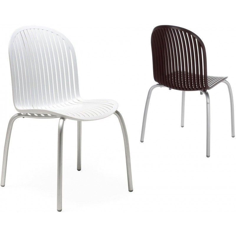 Dos sillas, una blanca y otra marrón, están sentadas una al lado de la otra sobre un fondo blanco.