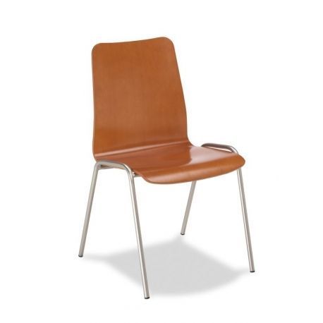 Una silla marrón con estructura de metal sobre un fondo blanco.