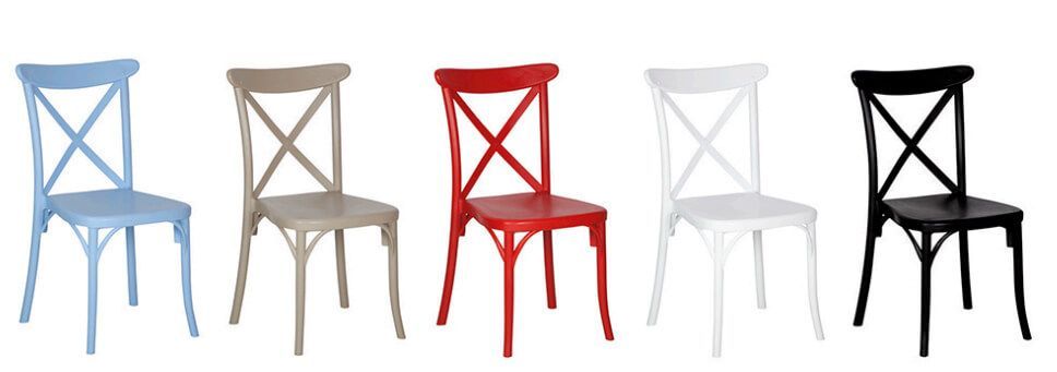 Una fila de sillas de diferentes colores sobre un fondo blanco.