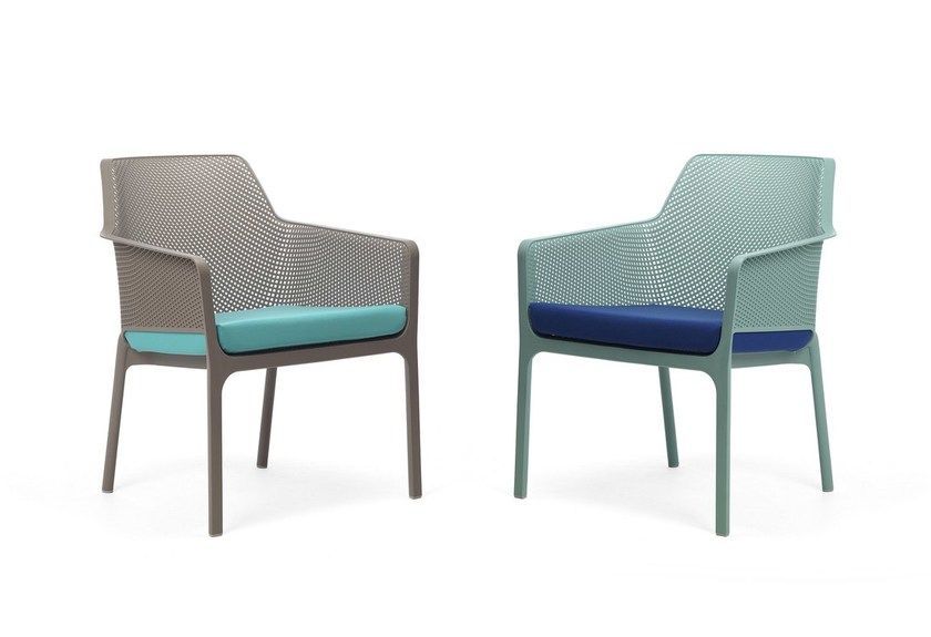 Dos sillas con cojines azules están sentadas una al lado de la otra sobre un fondo blanco.