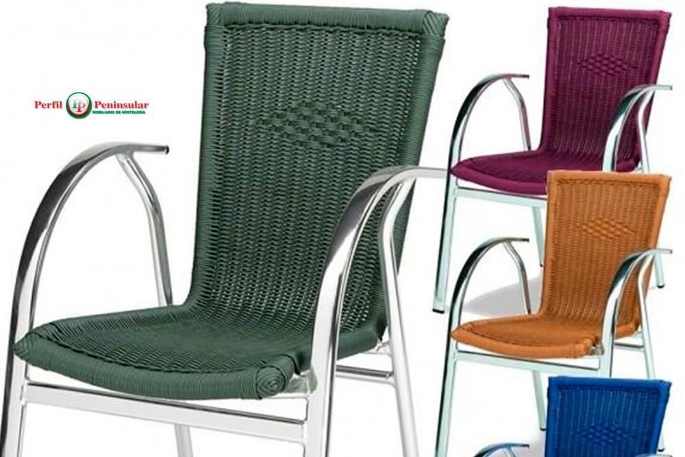 Una fila de sillas de mimbre con diferentes colores.