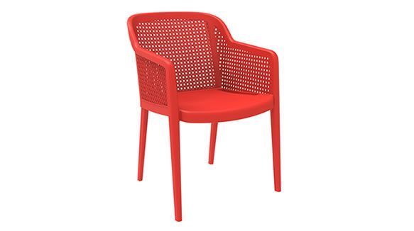 Una silla de plástico roja con asiento de mimbre y reposabrazos sobre un fondo blanco.