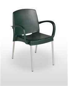 Una silla de plástico verde con reposabrazos sobre un fondo blanco.