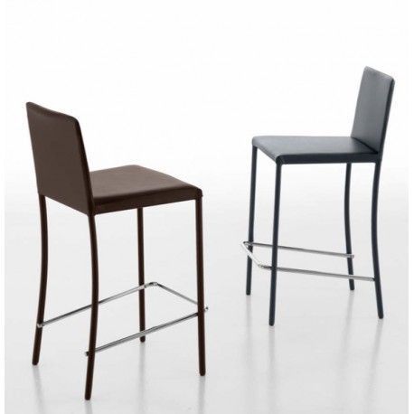 Dos taburetes de bar están uno al lado del otro sobre una superficie blanca.