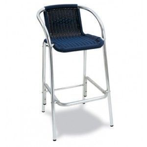 Un taburete de bar de mimbre azul con estructura de metal sobre un fondo blanco.