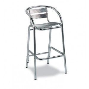 Un taburete de bar plateado reposa sobre una superficie blanca.