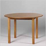 Una mesa redonda de madera con dos patas de madera sobre una superficie blanca.