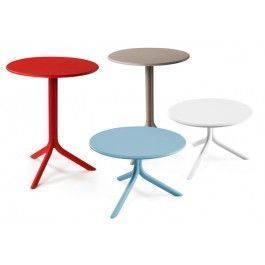 Tres mesas están apiladas una encima de otra sobre un fondo blanco.